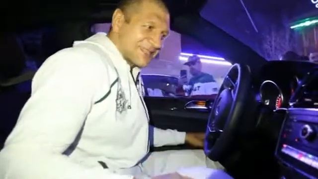 Бойцам клуба Ахмад вручили ключи от элитных иномарок. смотреть онлайн