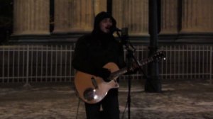 «Дайте мне белые крылья», — уличный музыкант у Казанского собора.