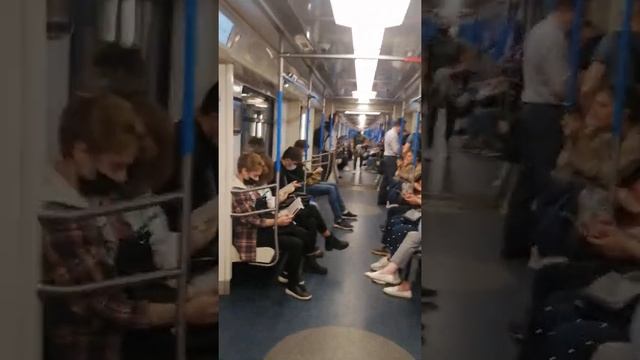Метро москвы 2021- люди в планшетах - Глобальная волна смотреть онлайн