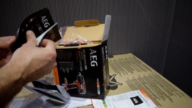 Распаковка – Профессиональный гайковерт AEG Powertools BSS 18C 12ZBL-0 смотреть онлайн