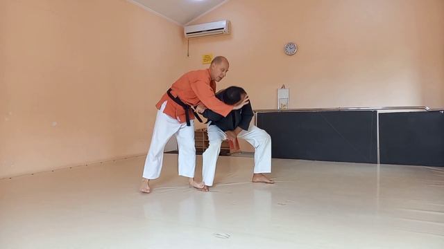ПОЛЕЗНЫЕ ПРИЕМЫ из боевого самбо, освобождения от обхватов сзади Useful techniques from combat samb смотреть онлайн