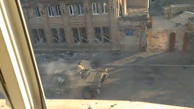 Вот так спрятавшись по позорному из под тишка в спину полк Азов лупит по нашим танкам..