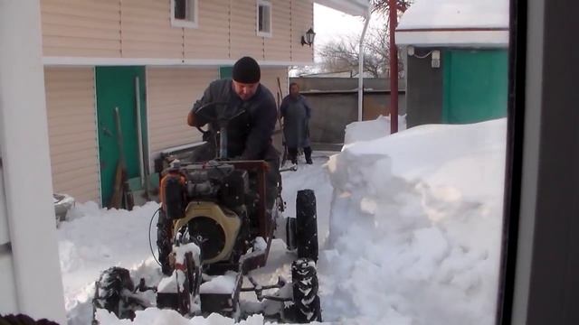А за окном чистят снег... самодельным минитрактором смотреть онлайн