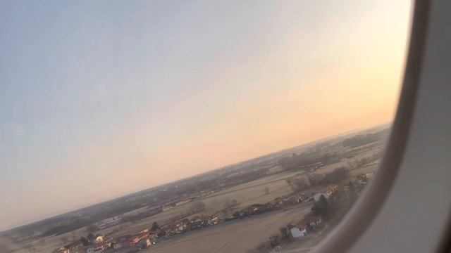 TURIN AIRPORT - Taxi and take off from RWY 36 on an Air Dolomiti E195 - flight LH9447 (TRN-MUC) смотреть онлайн