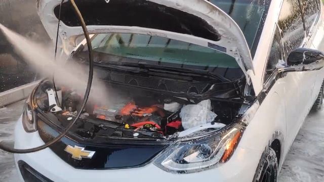 Мойка Электромобиля Chevrolet Bolt Под Капотом На Мойке Самообслуживания Under Hood Wash смотреть онлайн