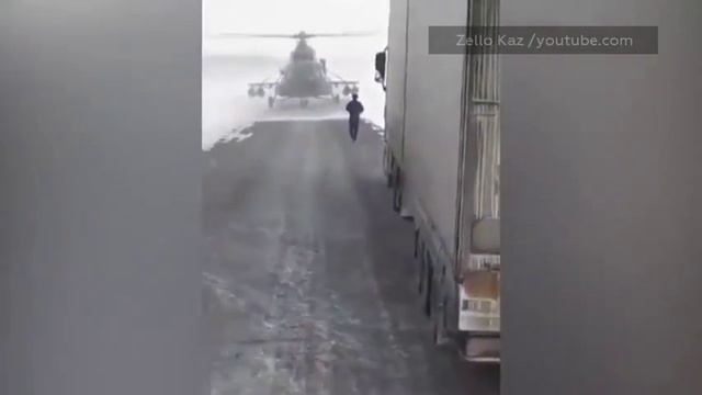 Пилот посадил на трассу вертолет, чтобы узнать дорогу. смотреть онлайн