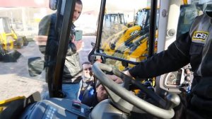 Механик из lonmadi рассказывает как правильно обслуживать и работать на экскаваторе погрузчике JCB3