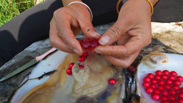 ??The beauty was stunned when she caught the giant clam, all of which were beautiful pearls смотреть онлайн