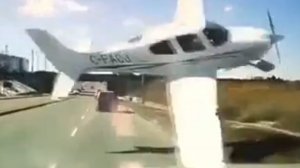 ЗА СЕКУНДУ ДО... Самолет упал прямо перед машиной!