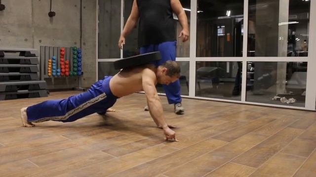 отжимание на двух пальцах с 20 кг!!!) смотреть онлайн