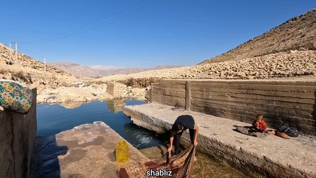 Wandering Hands: A Nomadic Father's Riverside Carpet Washing Journey смотреть онлайн