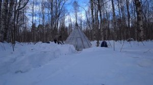 день в лесу зимой в одиночку- Строю вигвам из стрейч-пленки для выживания в лесу- готовлю на костре