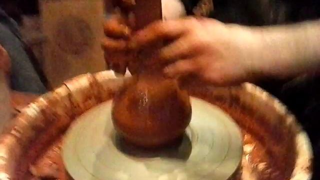 Как в ручную делают глиняные горшки :D смотреть онлайн