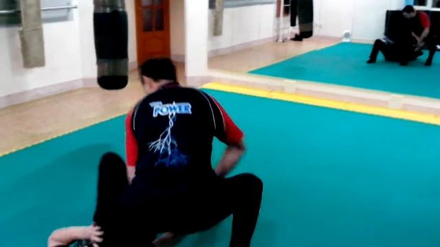 Защита от прямого удара кулаком и захватов за руки 720p HD смотреть онлайн