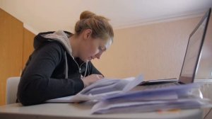 Войдя в комнату сына, мать застала его со своей подругой, то что они там вытворяли …