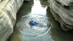 2 крана спасают трактор из воды