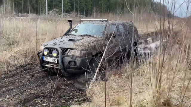 Nissan Patrol Y61 месит грязь по лесным просторам вместе с Pajero Sport | Latvian Offroad смотреть онлайн