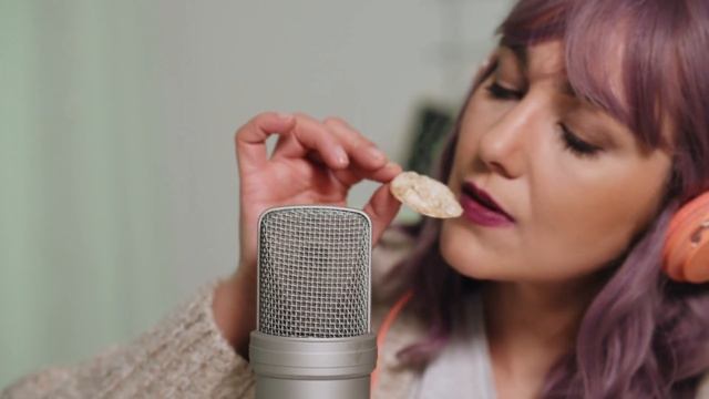 ASMR. ЧТО ЭТО? ПОЧЕМУ ИДУТ МУРАШКИ ПО ТЕЛУ? смотреть онлайн