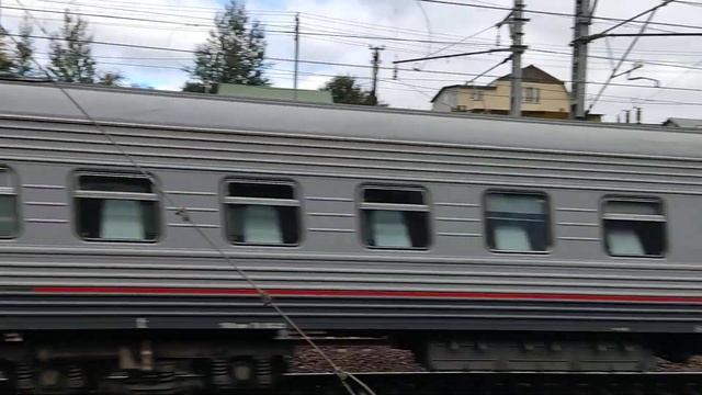 Электровоз ЭП2К-402 с пассажирским поездом сообщением "Санкт-Петербург-Москва" смотреть онлайн