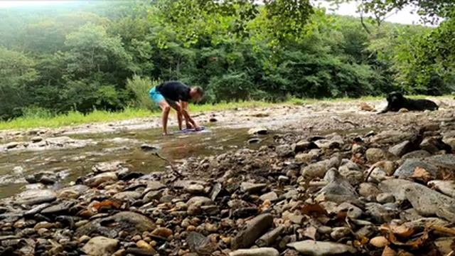 BEAUCOUP D'OR DANS UNE RIVIÈRE DE FRANCE CHERCHEUR D'OR EN FRANCE ORPAILLAGE GOLD PANNING смотреть онлайн