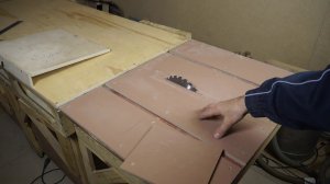 Простой стол для циркулярной пилы из обрезков ламината