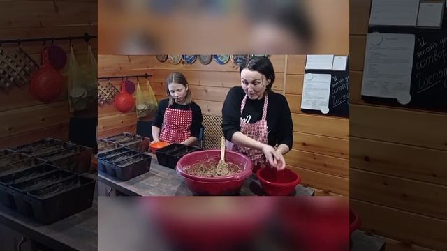 3. Замешиваем и выпекаем черный-фруктовый хлеб смотреть онлайн