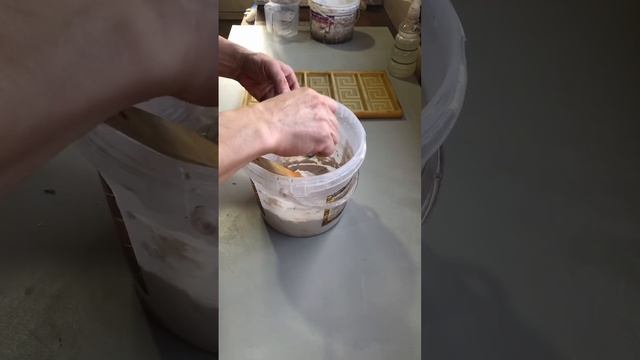 Замес гипса с новым универсальным пластификатором #делайсам #гипс #плитка смотреть онлайн
