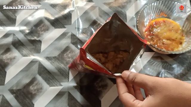 Trying Viral Lays Omelette In Lays Packet|| Viral Lays Hack Recipe|| By SanazKitchen смотреть онлайн