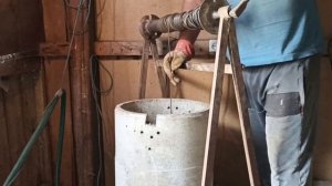 Чистим скважину желонкой от грязи.