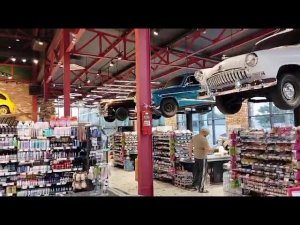 Дагестан. Махачкала. Магазин «Зелёное яблоко». Старые машины висят над кассой.