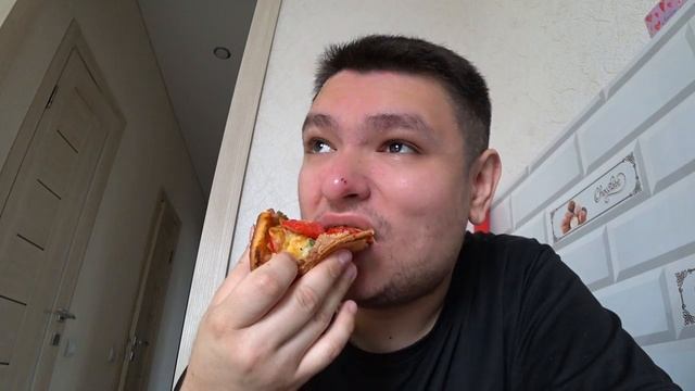 Катюшина домашняя пицца с кальмарами, колбаса, сыр,огурцы,помидоры, мясо курицы, Американский Хлеб. смотреть онлайн