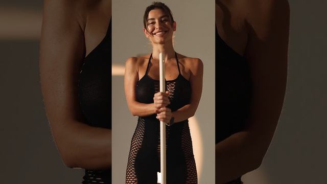 Натирает палочку