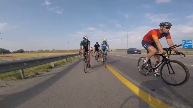 Велогонщики на тренировке | С триатлетами разговор короткий смотреть онлайн