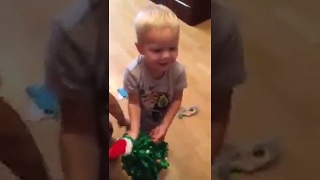 Как красиво нарядить елку. Пять детей знают! смотреть онлайн