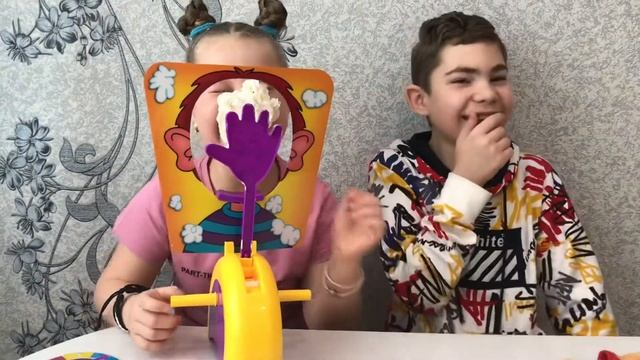Челлендж ПИРОГ В ЛИЦО или PIE FACE Challenge kids Messy Whipped Cream in the Face Game! смотреть онлайн