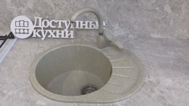 Кухня с пеналом, фасад эмаль Ral 1015 и Ral 1001
