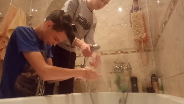 ЯЙЦО ОБ ГОЛОВУ/ОБЛИЛ ВОДОЙ/PRANK смотреть онлайн