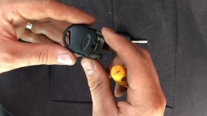 Как разобрать ключ зажигания и поменять батарейку на автомобиле Ford Focus 1