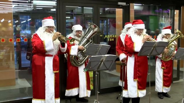 Новогоднее шоу. Духовой костюмированный оркестр Дедов Морозов (Moscow orchestra of Santa Clauses). смотреть онлайн