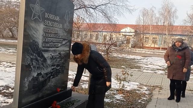 Возложение цветов к памятнику воинам-землякам, павших на Северном Кавказе