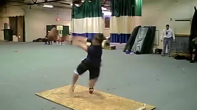 Гиря бросает спортсмена смотреть онлайн