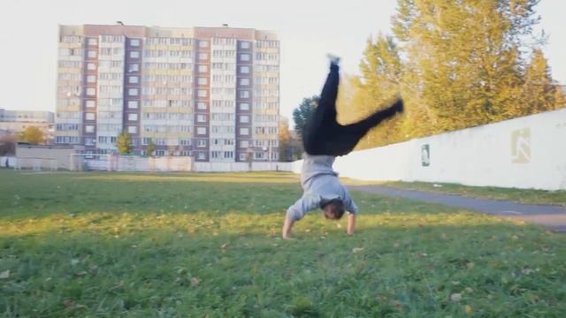 Рондат заднее сальто / Рондат бланш / Рондат с прогибом (Parkour Tricks) смотреть онлайн