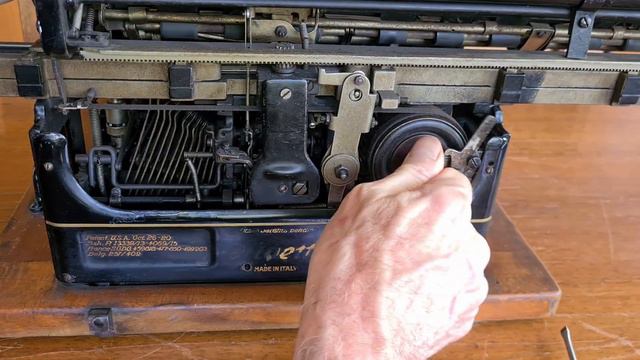 Old typewtiter Olivetti M20 (1925), repairing carriage tie rod & typing test (Video N°71) смотреть онлайн