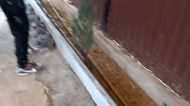 Монтаж бордюров (часть2)Ровняем двор с помощью бордюров