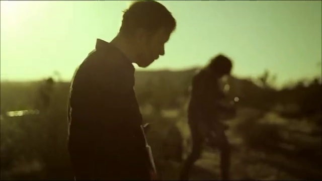 Foo Fighters feat. Joe Walsh- Outside смотреть онлайн