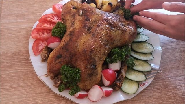 Утка запеченная в духовке с картофелем и сушенной сливой Ужин для всей семьи смотреть онлайн