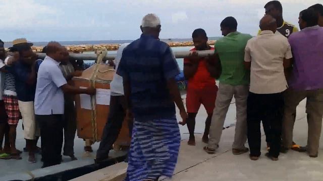 MDP Dhidhdhoo Members Transferring a Lift (Video 1 of 5) смотреть онлайн