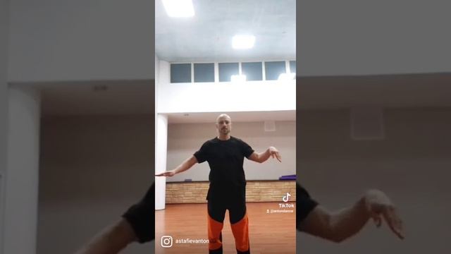 УЧИМСЯ ДЕЛАТЬ ВОЛНУ РУКАМИ ? КАК НАУЧИТЬСЯ ТАНЦЕВАТЬ!? ТАНЦЫ ДЛЯ ВЗРОСЛЫХ. смотреть онлайн