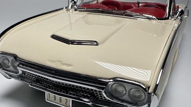 Danbury Mint 1962 Ford Thunderbird Convertible Corinthian White 1:24 Diecast Classic Car смотреть онлайн