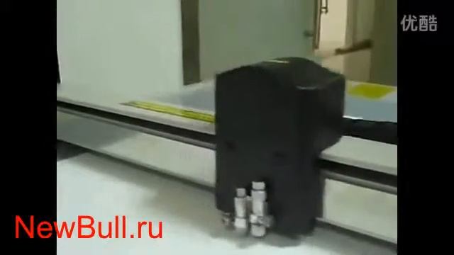 Планшетный режущий плоттер DCZ в процессе резки образцов картонных коробочек из картона и ламиниров смотреть онлайн